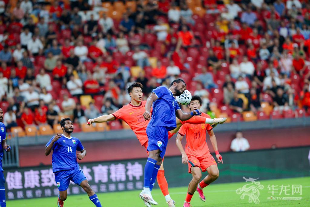 中国队球员杜月徵门前进攻。