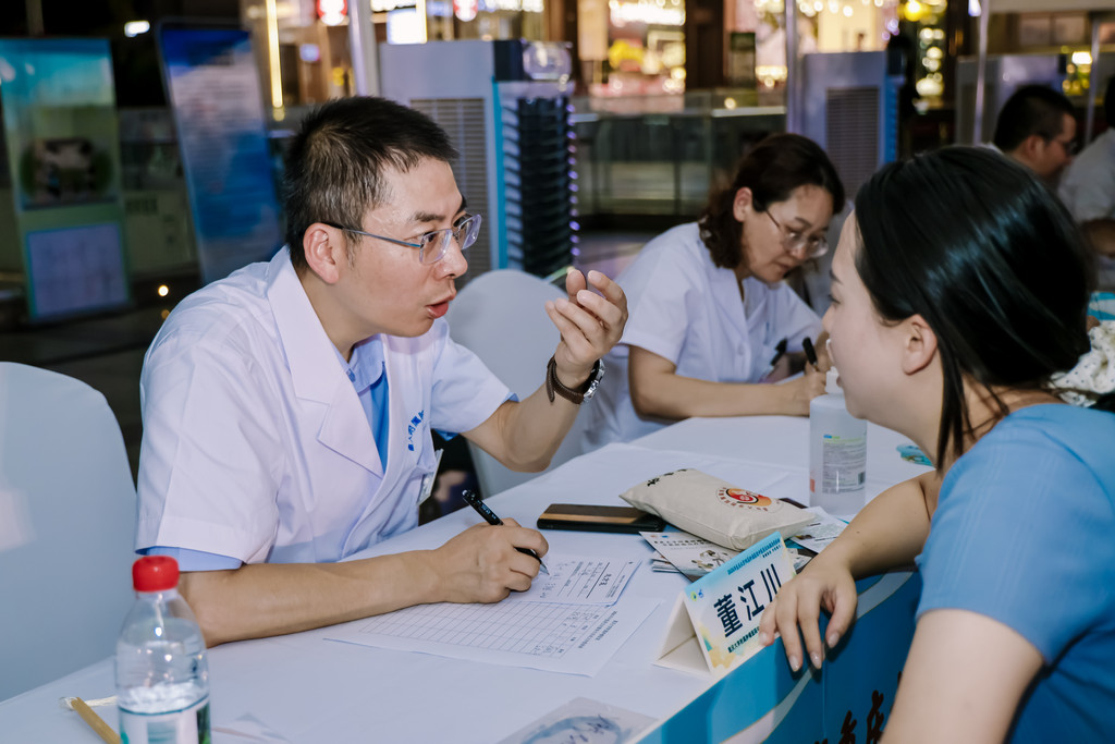 市民在义诊区参与义诊。 重庆大学附属肿瘤医院供图