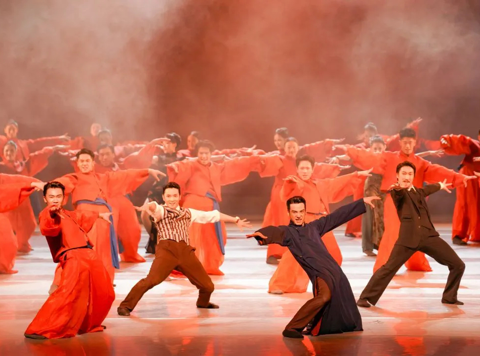 After the chief director of 'Da Ran Fang' responded to the explosion of 'Xiong Xiong Trembling Hair' dancing in 'Da Ran Fang'