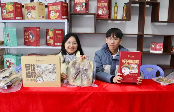 新春走基层丨年味里的青春:“护苗”成长 “助农”增收