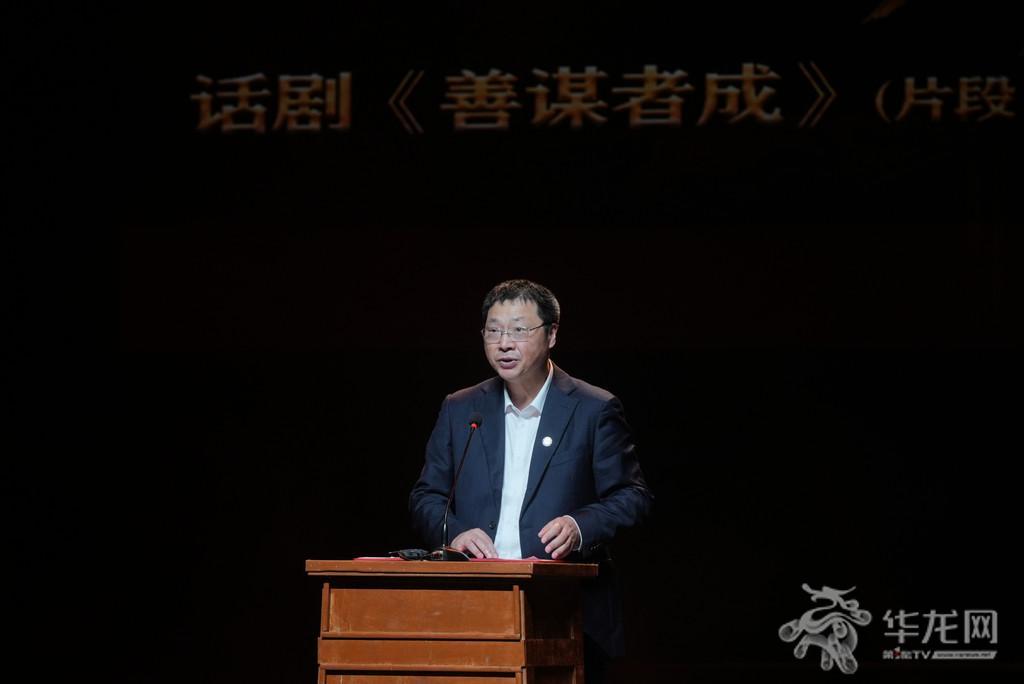 重庆师范大学党委书记王国胤授课。 第1眼TV-华龙网记者 刘钊 摄