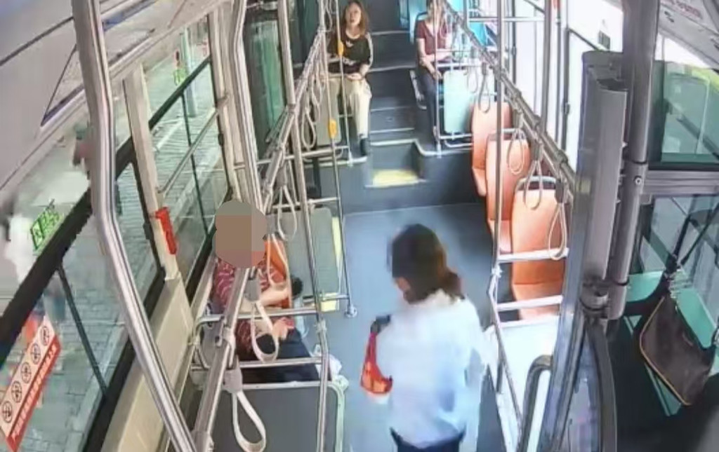 驾驶员汪琪琪查看老人情况。视频截图