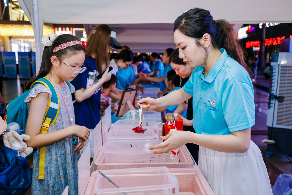 市民准备品尝“中医五行冰粉”。 重庆大学附属肿瘤医院供图