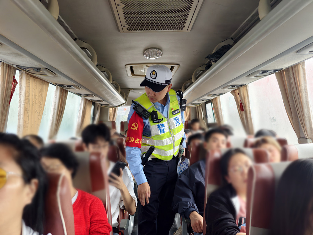 专项行动中,重庆公安交管部门将严查客运车辆超员、超速、不系安全带、疲劳驾驶等违法行为。 警方供图