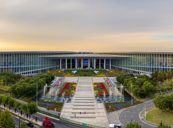 第八届进博会开幕 外交部：与中国同行就是与机遇同行