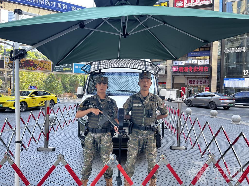 在其中一个点位,武警重庆总队执勤第二大队新兵在老兵带领下首次上勤,左为新兵。第1眼TV-华龙网 任璐瑶 摄