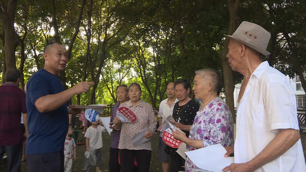 工作人员通过院坝会形式向居民宣讲安全知识。受访单位供图