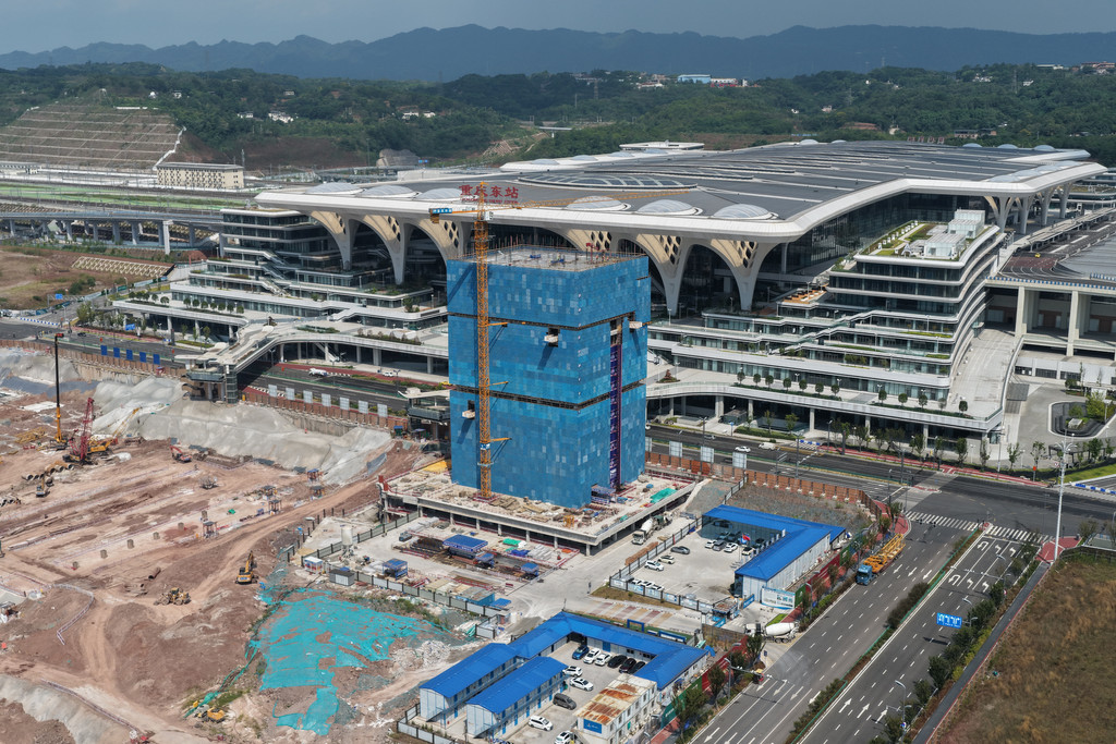 重庆东站“一带一路”交流服务中心4号楼完成主体结构封顶。受访者供图