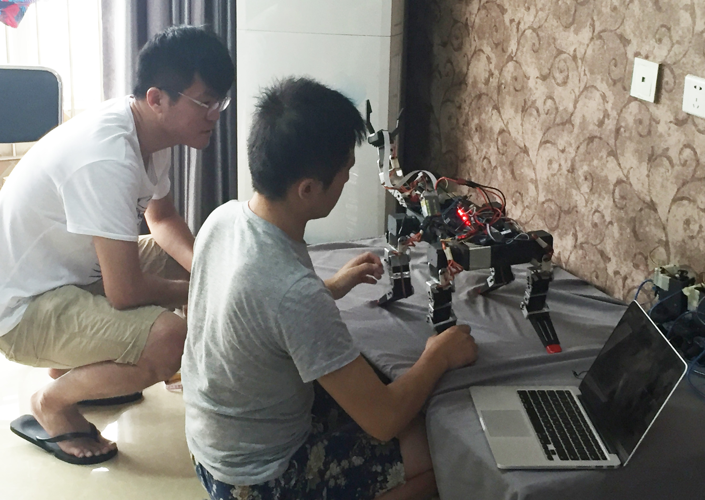 西安团队在设计模块机器人.jpg