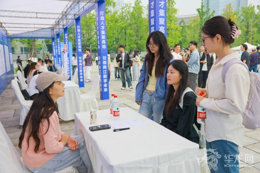 AI 产业人才专场招聘会现场。第1眼TV-华龙网记者 李文科 摄