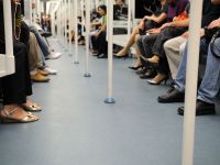 “深圳地铁实施人包双检”冲上热搜第一：城市治理需刚柔并济