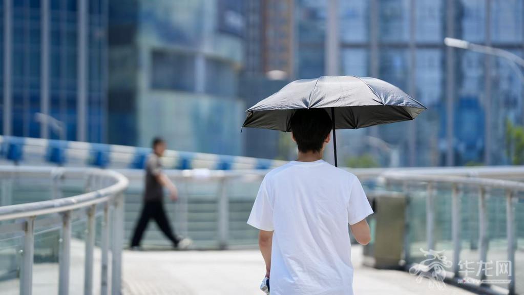 高温天气，市民出行要注意防晒。 第1眼TV-华龙网记者 刘钊 摄