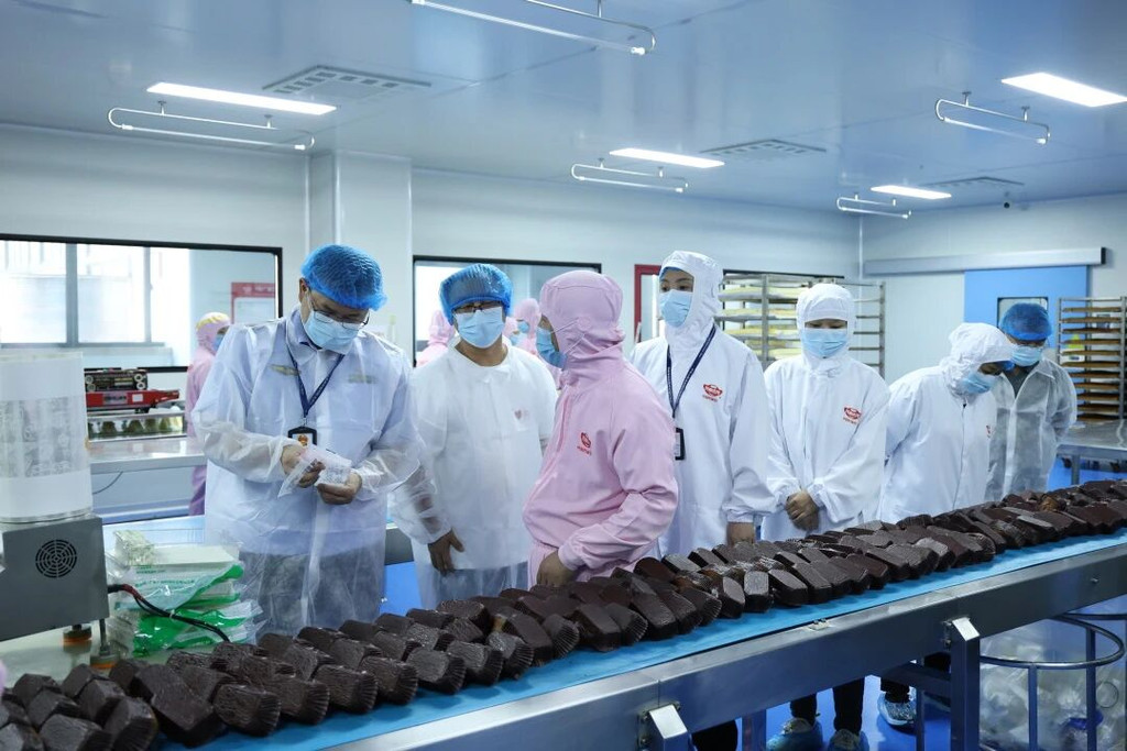 行业代表走进透明工厂实地观摩互学互鉴。江津区市场监督管理局供图