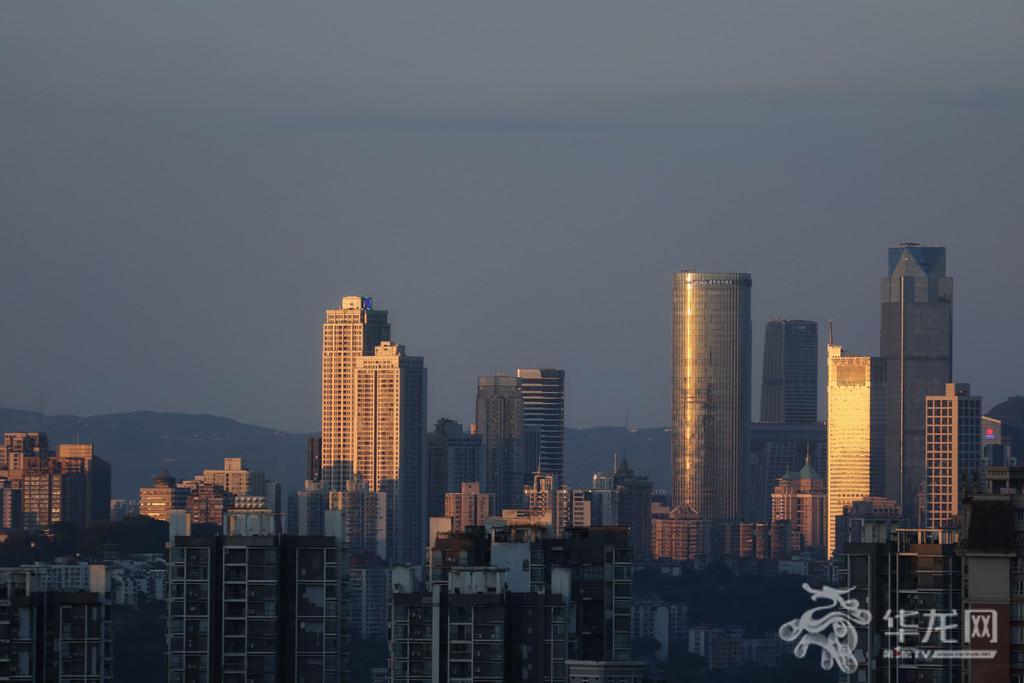 夕阳映照渝中高楼,晴热天气下,城市迎来黄昏时分。 第1眼TV-华龙网记者 李一鸣 摄