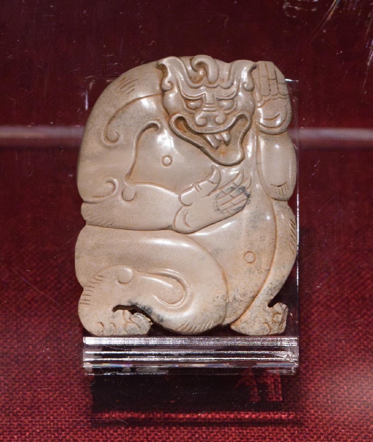 DSC02397-虎形兽玉饰件-汉-玉器-纹样.jpg