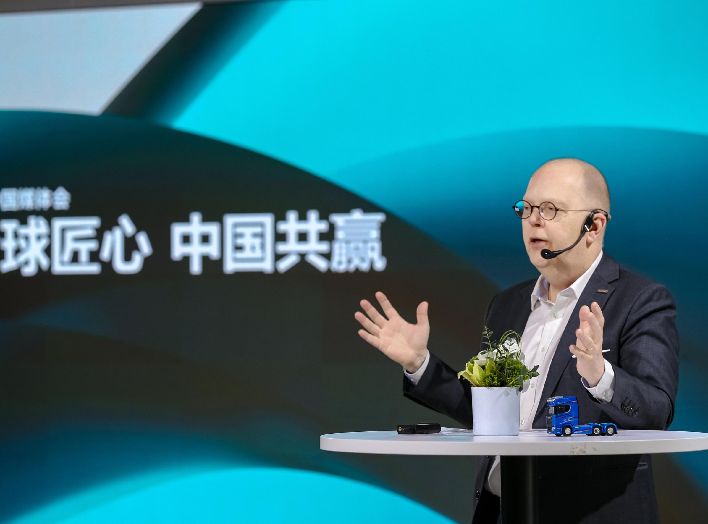 何墨池：穿梭于中西方的价值“摆渡者”｜我们的四分之一世纪