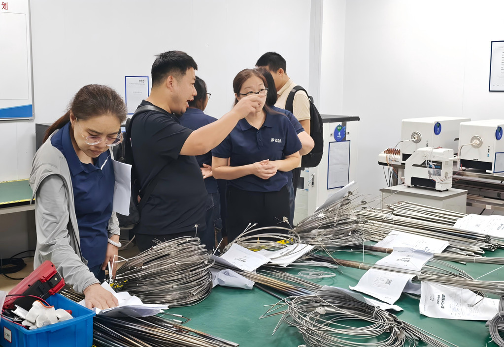 质量专家进入大正仪表开展现场指导帮扶。 重庆市市场监督管理局供图
