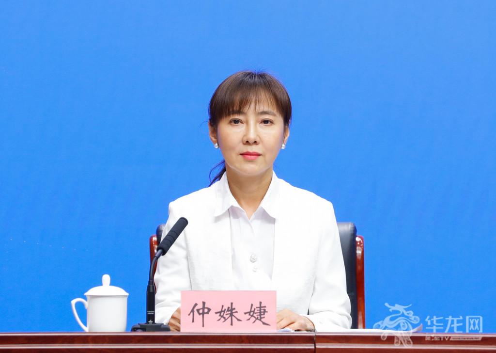 8月14日,《重庆市建立健全长期护理保险制度实施方案》政策例行吹风会举行。图为市医保局副局长、新闻发言仲姝婕回答记者提问。第1眼TV-华龙网记者 石涛 摄