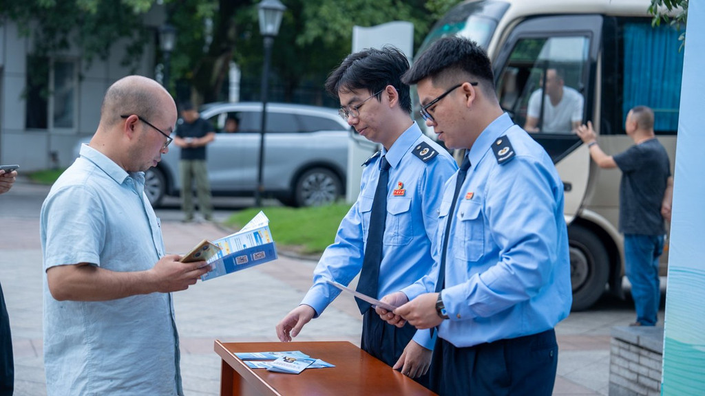 税务工作人员围绕企业关心的税费政策、申报流程、绿色税制激励等内容进行解答。重庆市生态环境局供图