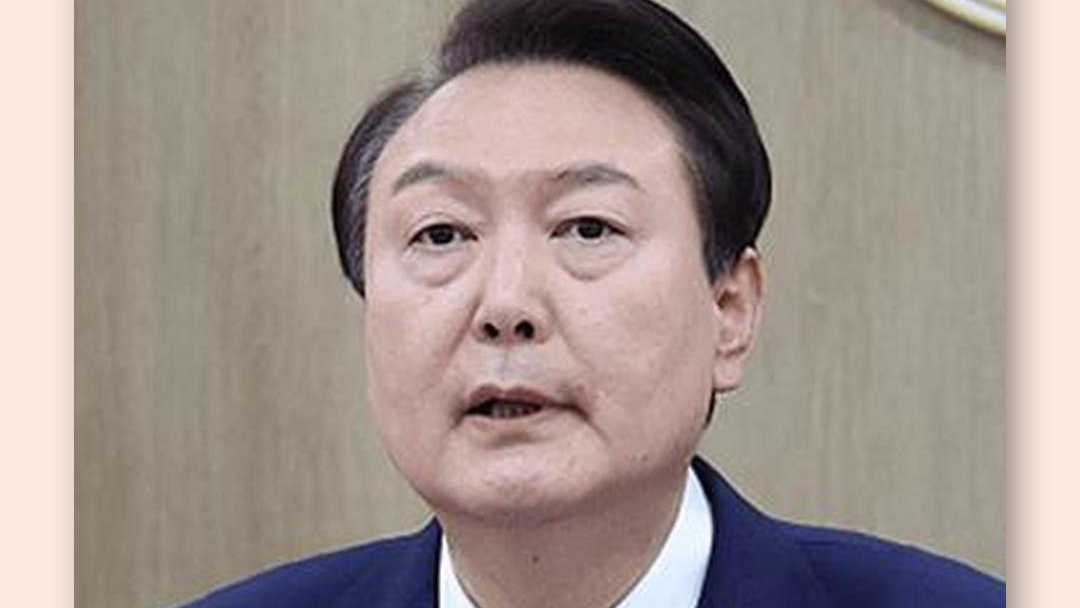 尹錫悅拒捕過程曝光：被10人架住四肢，試圖連人帶椅抬走
