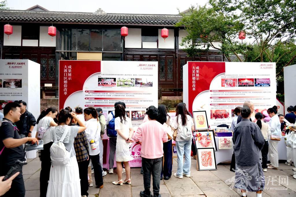 市民驻足婚俗改革展示区。第1眼TV-华龙网记者 陈洋 摄