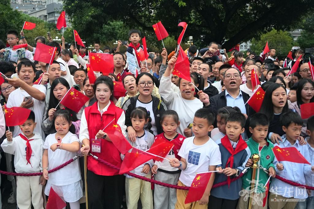 市民游客自发前往观看升旗仪式。第1眼TV-华龙网记者 辛飞 摄