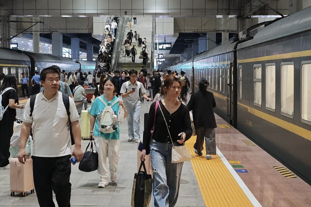 正在赶路的旅客。受访单位供图