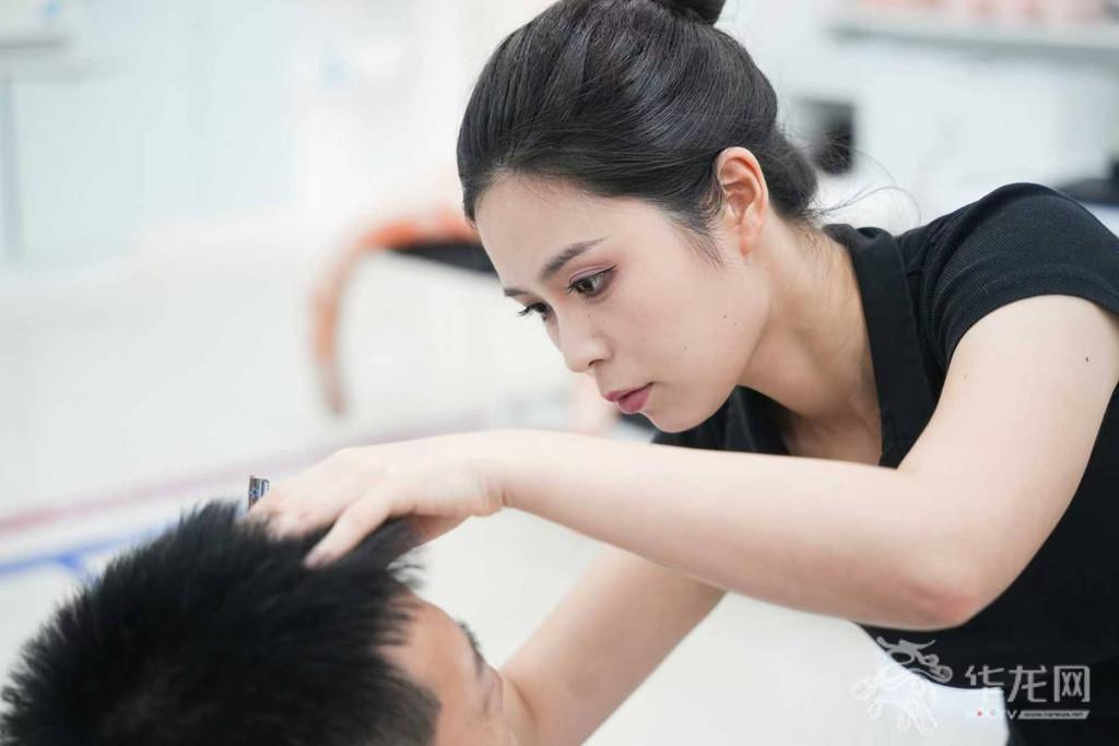 姚苗苗正在给体验嘉宾修眉毛。第1眼TV-华龙网记者 辛飞 摄