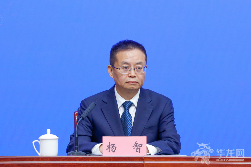 10月19日，《重庆市气象信息服务办法》政策例行吹风会举行。图为重庆气象局副局长杨智回答记者提问。第1眼TV-华龙网记者 石涛 摄