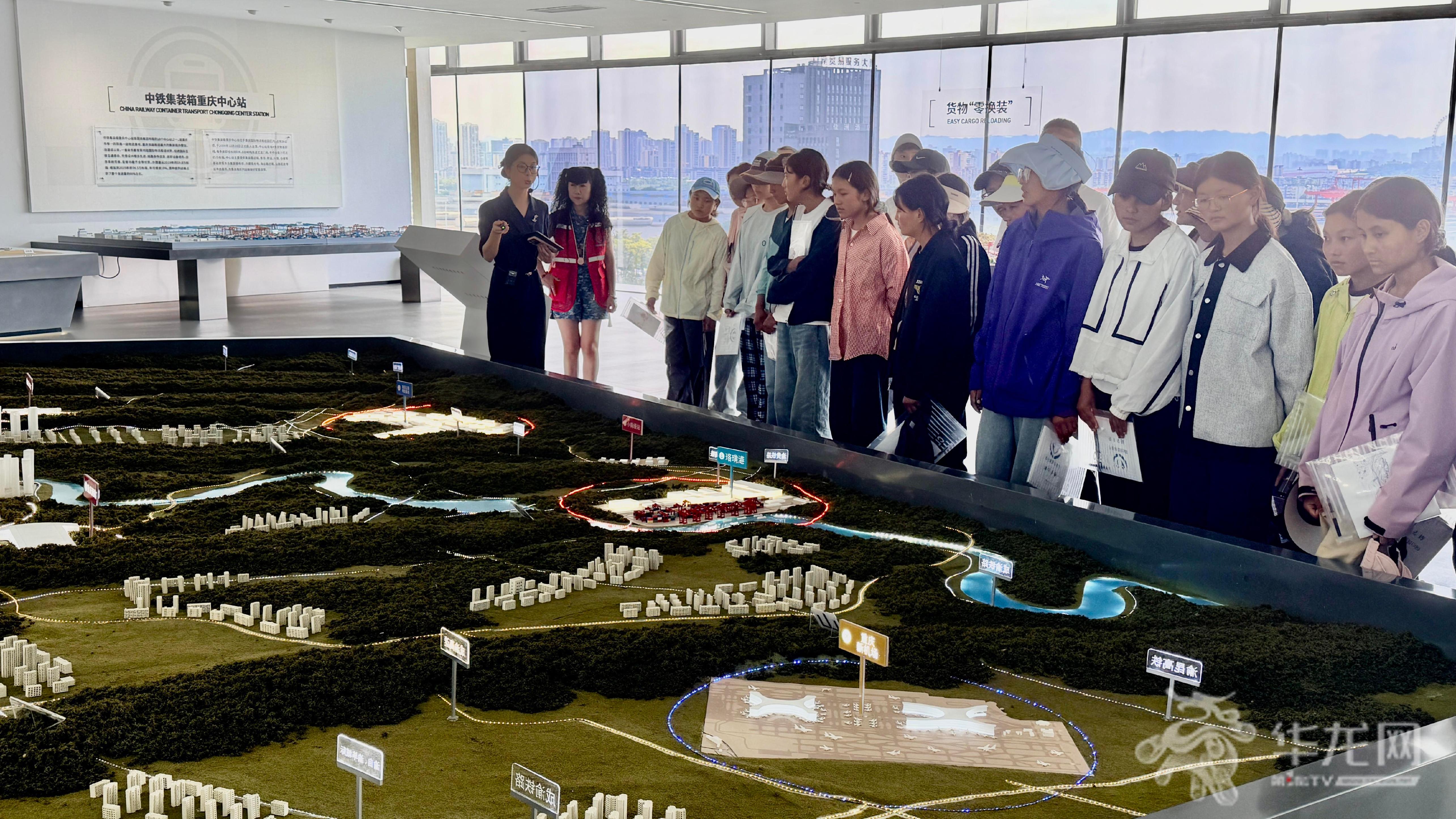 学生参观内陆国际物流枢纽展示中心。第1眼TV-华龙网记者 梁浩楠 摄