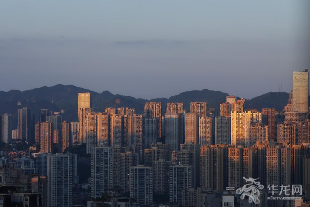 黄昏时分,落日金光铺满山城住宅楼群。第1眼TV-华龙网记者 李一鸣 摄