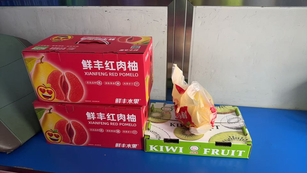 图一 找回失物,乘客送来水果表示感谢。受访者供图