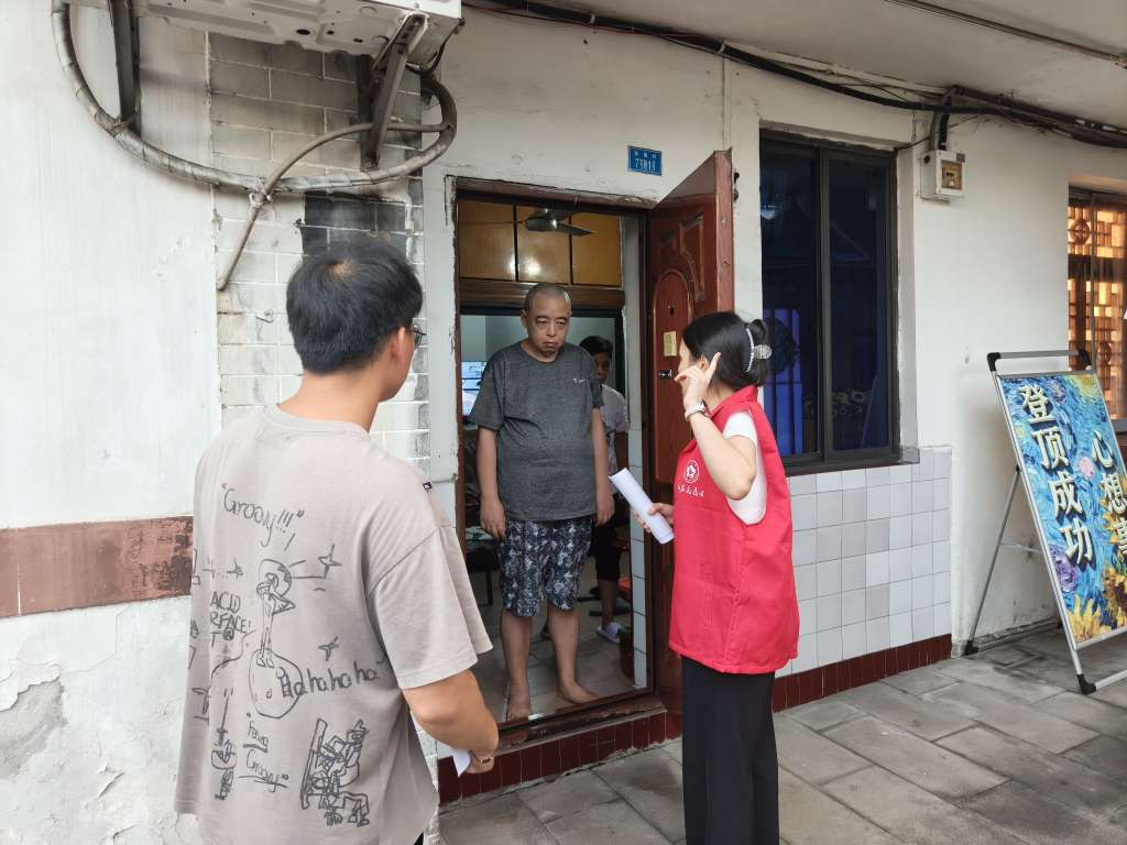 网格员劝说居民转移避险。受访单位供图