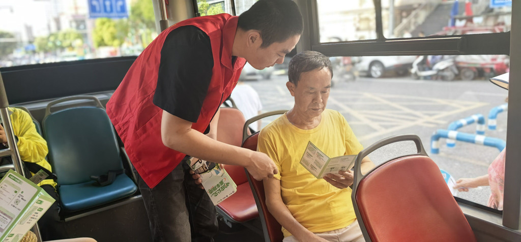 公交工作人员为乘客介绍响应公交电话预约服务。受访者供图