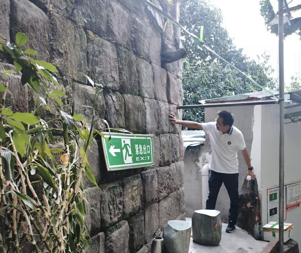 专家现场踏勘堡坎开裂情况。受访单位供图