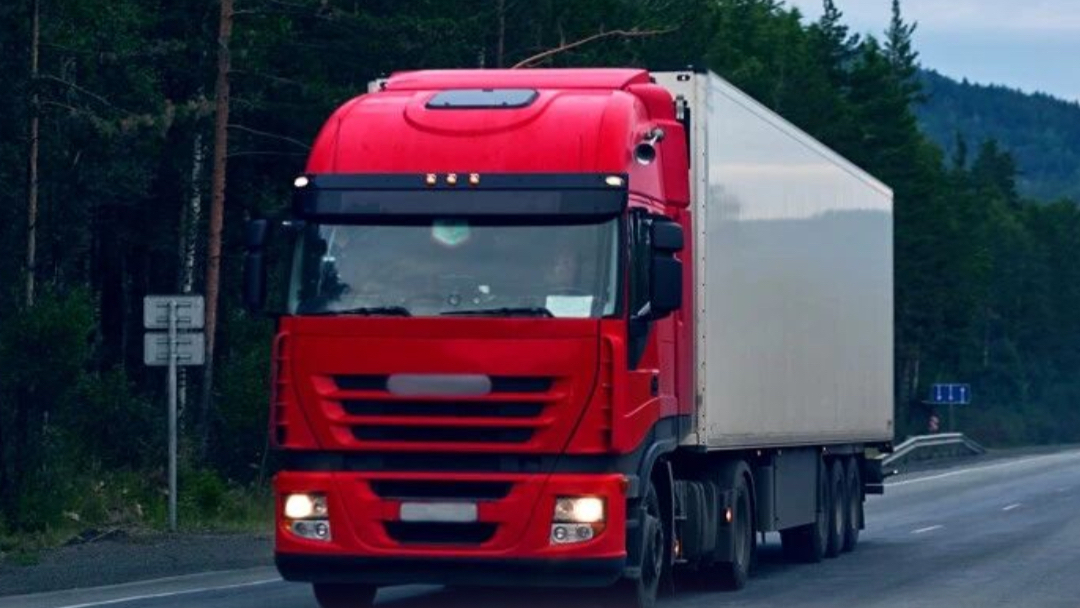 The dilemma and troubles of a heavy truck driver switching to a tram