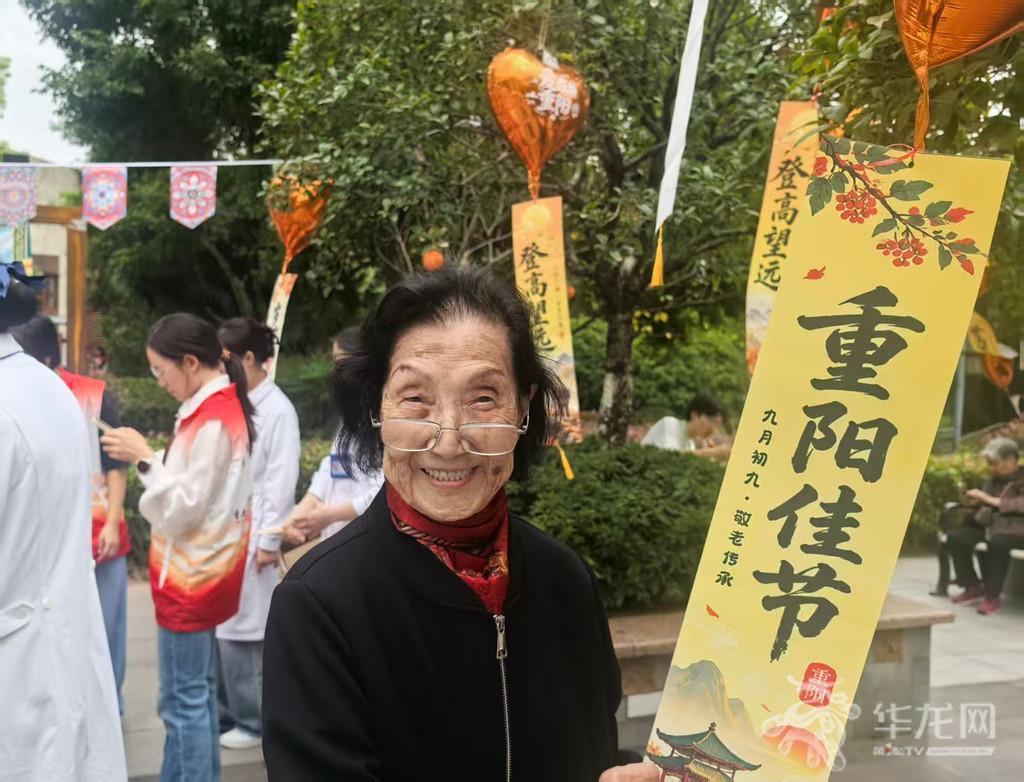 李玉珍老人在园区内游玩。第1眼TV-华龙网记者 李舒 摄