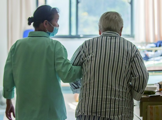 谁能帮千万阿尔茨海默病家庭减负？