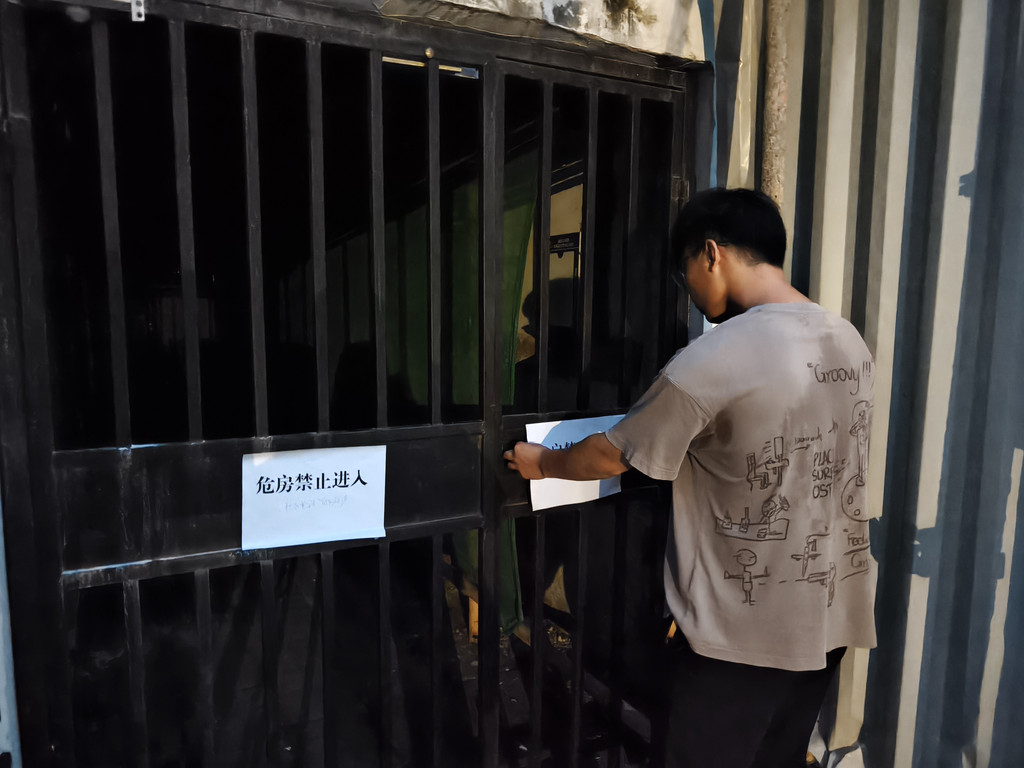 网格员封控值守并粘贴警示标识。受访单位供图