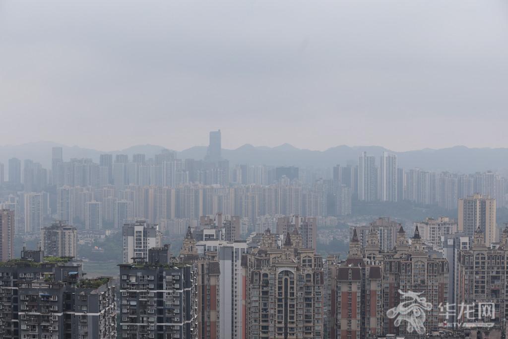 重庆中心城区，城市在朦胧雾气里与层叠远山相融。第1眼TV-华龙网记者 李一鸣 摄