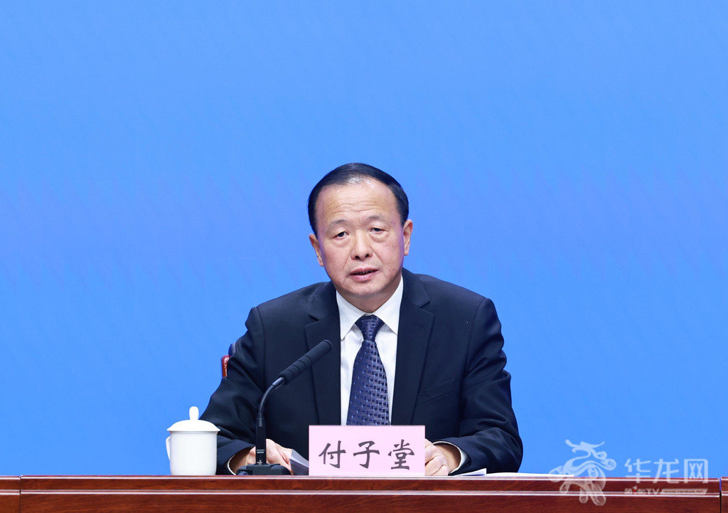 7月31日，《重庆市自然灾害避险人员转移条例》解读新闻发布会举行。图为市人大法制委主任委员付子堂介绍相关情况。第1眼TV-华龙网记者 李文科 摄