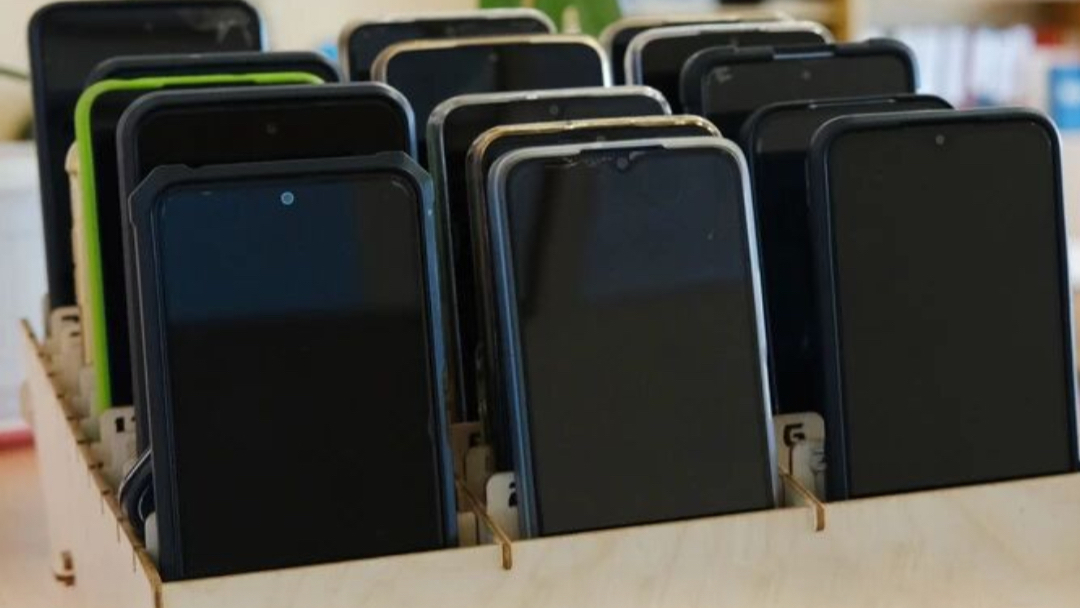 College students should take away their phones during class first, and then what?