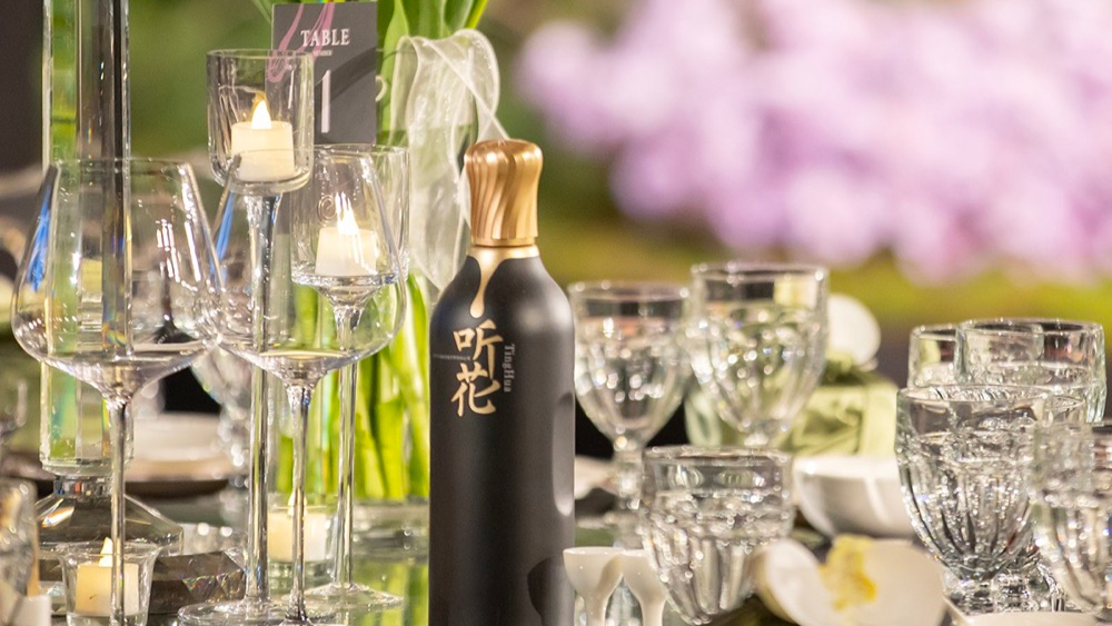 听花酒高调"烧钱"回归,投放超15万块电梯海报,有终端卖2450元/瓶