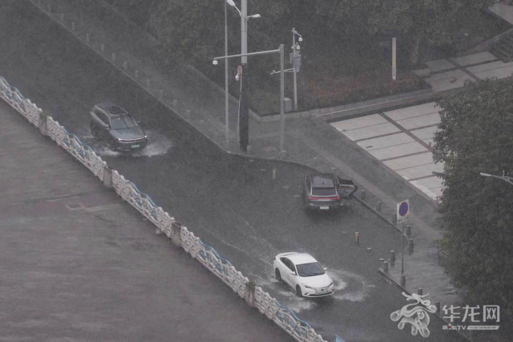 重庆中心城区突降大雨,车辆在雨中行驶。第1眼TV-华龙网记者 李一鸣 摄