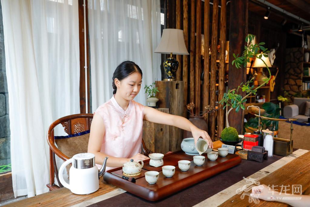 两江新区龙兴古镇,茶艺师冲泡茶叶招待客人。