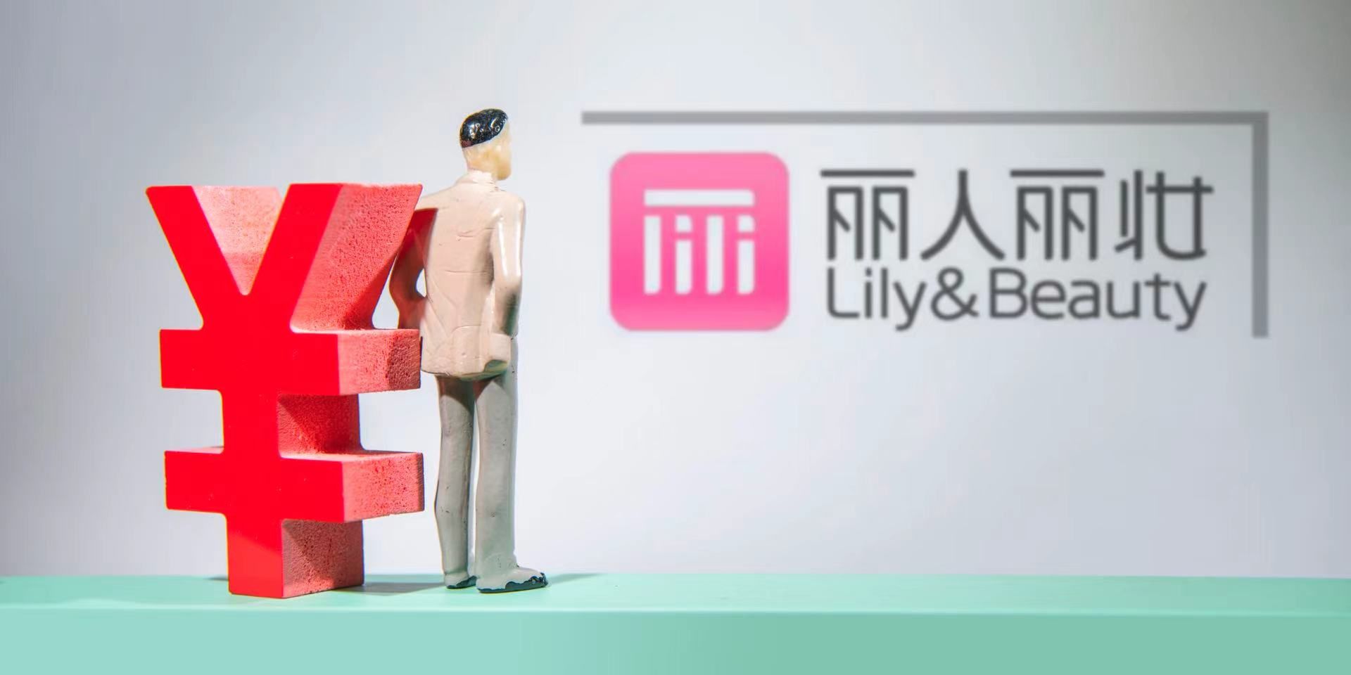 就在3月25日晚间,丽人丽妆一纸公告称,控股股东,实际控制人黄韬因涉及