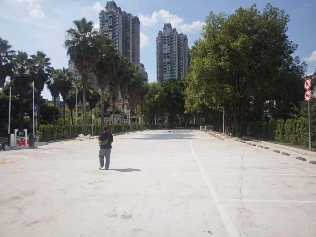 两江新区金山大道沿线改造后的小微停车场。市城市管理局供图
