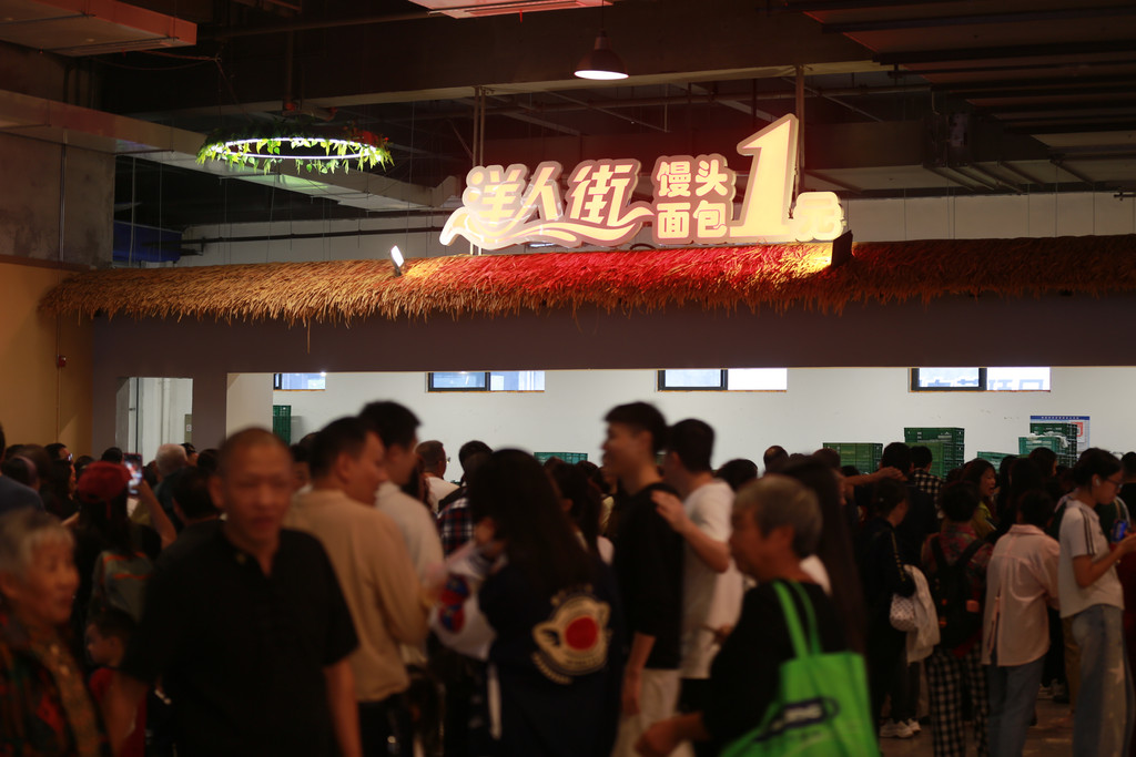 1元馒头、面包摊位。受访单位供图