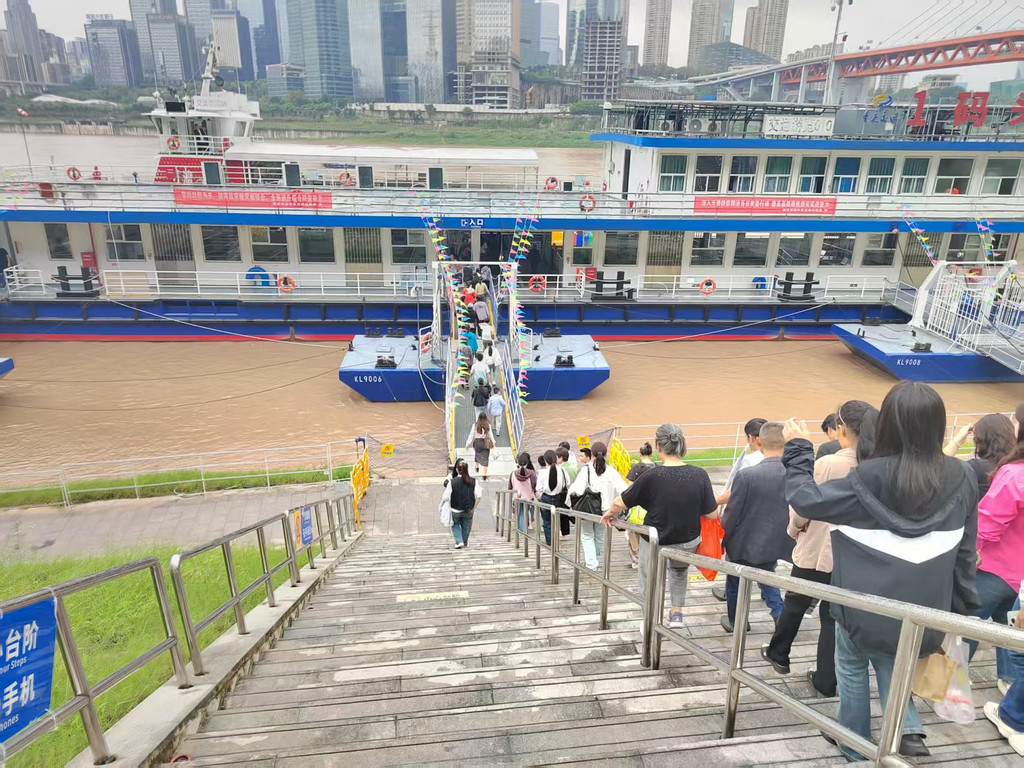 国庆假期，重庆水上游吸引众多游客。受访者供图