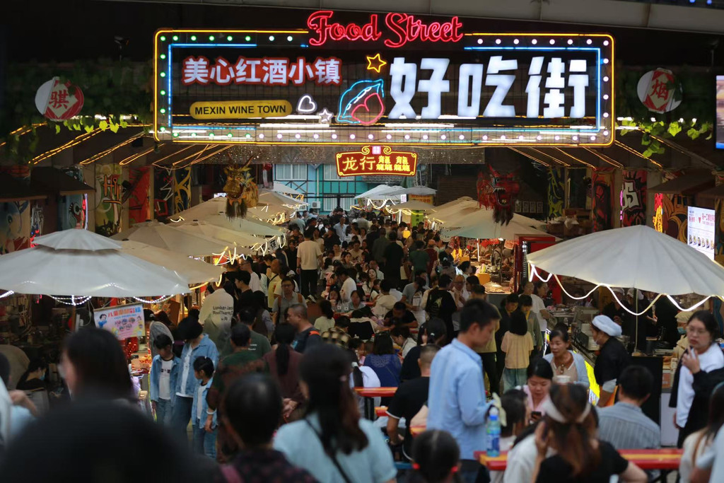 国庆期间,景区迎来众多游客。受访者供图